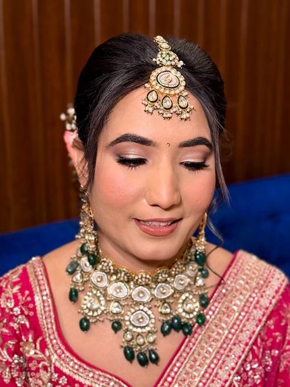 A soft and subtle bridal look. The champagne shimmer on the eyelids and the flawless skin create an ethereal glow, perfect for a modern bride.