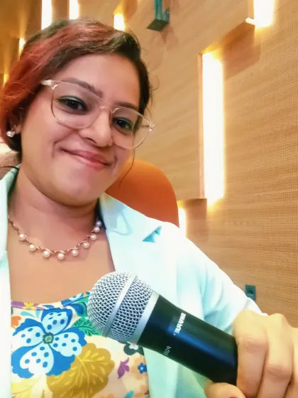 A quick selfie with my microphone before the show begins. This is my favorite tool, and I am always ready and excited to bring my energy to your conference or corporate gathering.