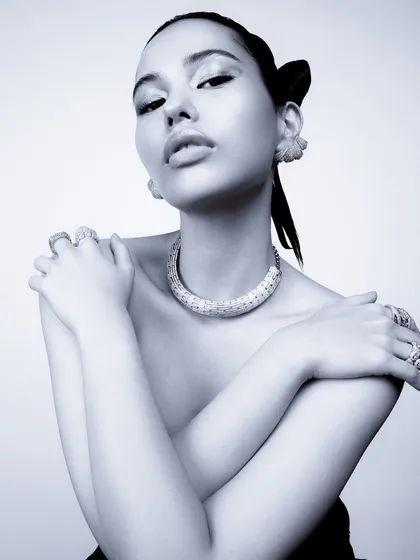 The same shot in black and white, which emphasizes the sparkle and form of the diamonds. This treatment gives the image a timeless, classic, and luxurious feel.
