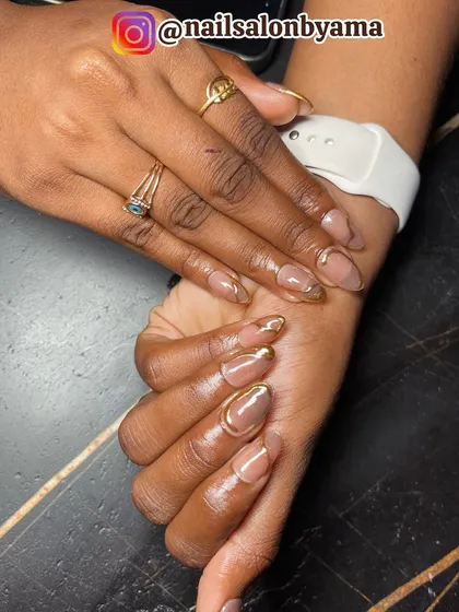 This is how we do subtle elegance. These gel nail extensions feature a clean, neutral base with a delicate gold chrome outline, perfect for a sophisticated, everyday look.