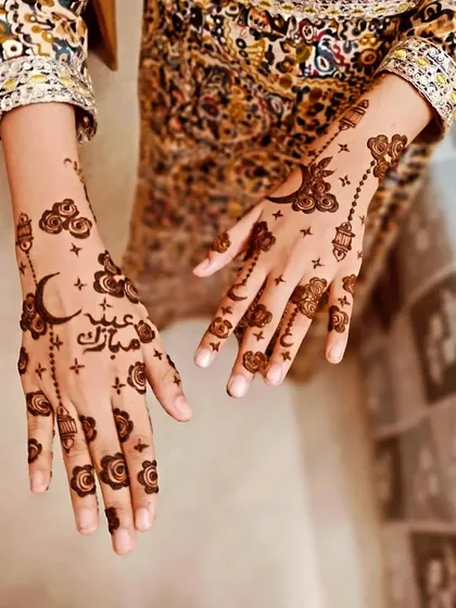 A close-up of the delicate details in the Eid Mubarak henna.