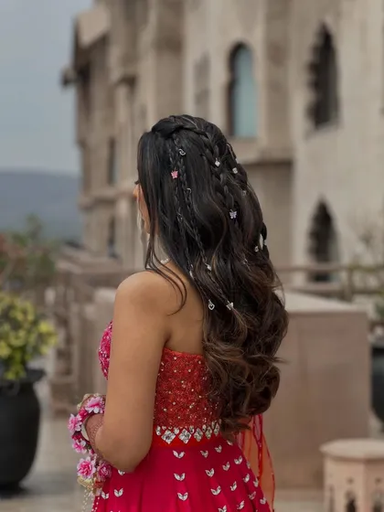 A fun and trendy hairstyle for a carnival-themed party. I created soft waves and added thin braids with butterfly and bead accessories for a playful, bohemian vibe.