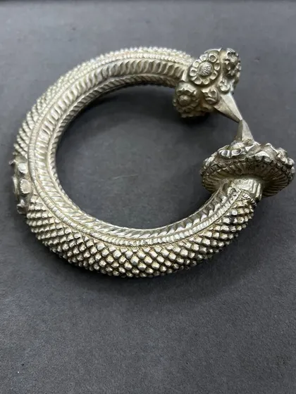 A closer look at one of our most exclusive pieces, the antique silver leg kada. This tribal-inspired design features incredible texture and detailed craftsmanship, perfect for making a bold traditional statement.