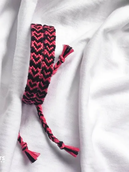 A classic heart-chevron pattern in pink and black. This is one of my favorite friendship bracelet designs to make.