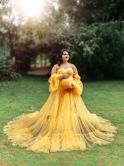 Bathed in the warm glow of the golden hour, this outdoor maternity photo captures pure joy. I love using natural light in parks and gardens around Bangalore to create these radiant pregnancy portraits.