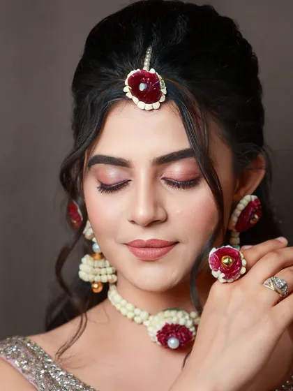 A close up on the details of the floral jewelry and the complementary eye makeup. We learn how to pay attention to every small detail to create a perfect look.