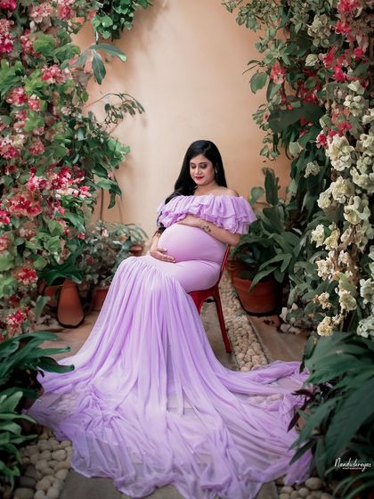 This seated portrait in a garden setting is both elegant and serene, with the flowing lavender gown creating a stunning visual.