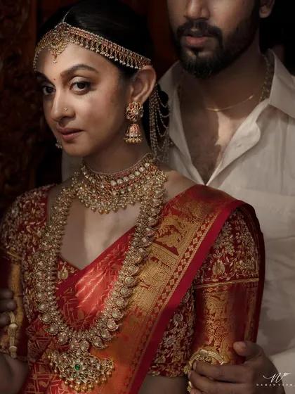 A regal and intimate portrait. The makeup was designed to be timeless and elegant, perfectly complementing the traditional attire.