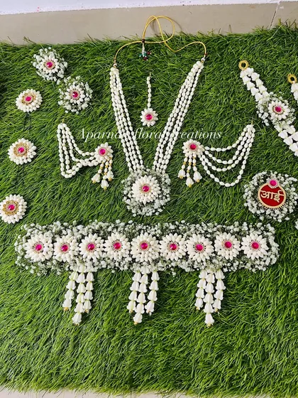 This complete set for a Dohale Jevan includes a necklace, kamarband, maang tikka, earrings, haath phool, bajuband, and an 'Aai' medallion.