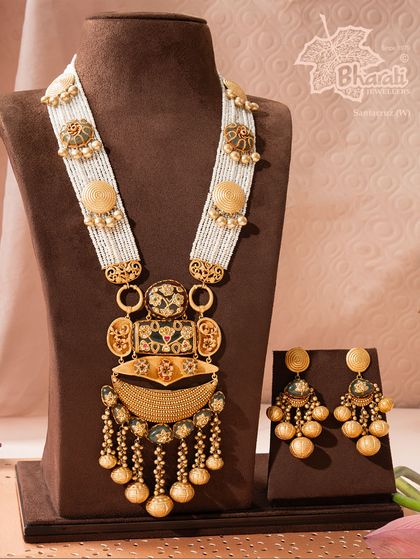 The Rajwadi Heritage Set, an ode to the queens of old. Cast in pure 22ct gold with green motifs, this masterpiece is designed for the bride who wishes to embody grace and royalty.