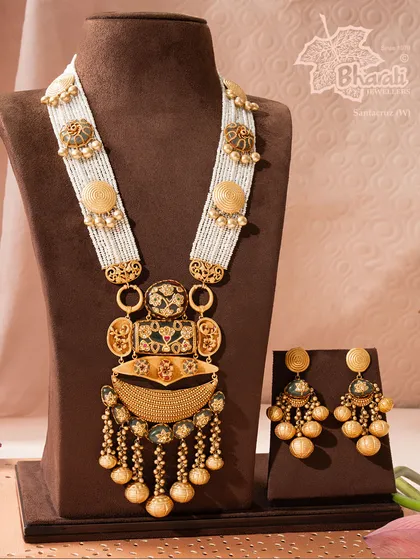 The Rajwadi Heritage Set, an ode to the queens of old. Cast in pure 22ct gold with green motifs, this masterpiece is designed for the bride who wishes to embody grace and royalty.