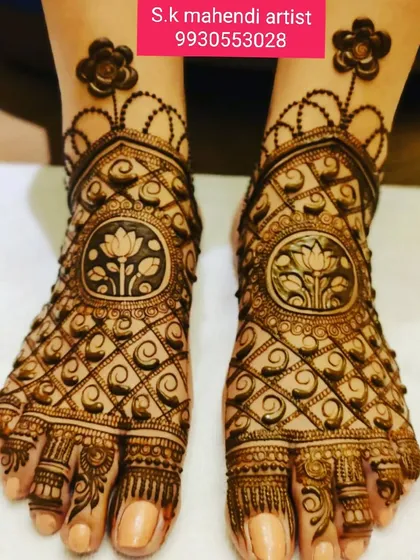 Your feet deserve beautiful mehendi too. This is a full-coverage foot design featuring a central lotus motif surrounded by intricate net patterns, ensuring you look perfect from head to toe.