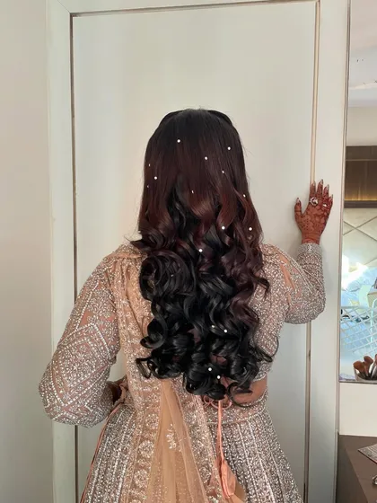 The back view of the pearl-adorned hairstyle, which looks like a starry night sky.