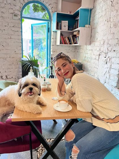 A coffee date with the birthday boy! Our co-founder Somya shares a moment with Tofu on his special day.