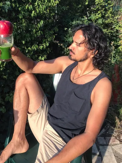 This is me after completing a 10 day special cleanse, a journey that requires discipline but offers incredible rewards in energy and mental clarity. My programs focus on eliminating inflammatory foods and embracing healing juices and fruits, like the celery and apple juice shown here. It is a practical demonstration that controlling our diet is key to controlling our health.