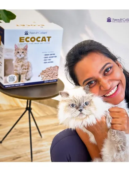 For our feline families, we offer solutions that are both effective and eco-conscious. Here, a happy cat parent showcases our EcoCat Natural Wood Pellet Litter, a 100% natural, dust-free, and odor-controlling choice for a cleaner home.