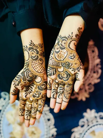 A beautiful example of a bold Indo-Arabic design. I use strong, confident lines to create the main motifs like peacocks and flowers, then fill them with delicate details, leaving some skin showing for a stunning contrast.