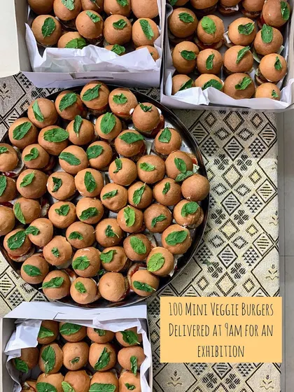100 mini veggie burgers delivered at 9 am for an exhibition.