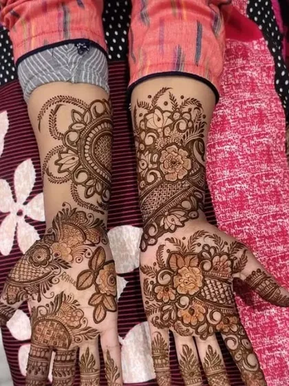 A beautiful example of a negative-space floral design. The large, open flowers create a heart shape on one hand, making it a romantic and modern choice.
