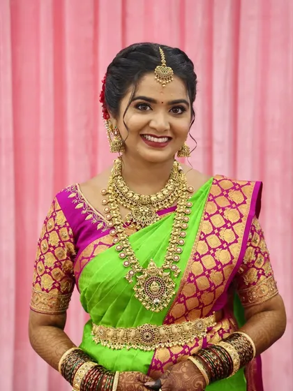 I love how this bride glows in our antique bridal set. The combination of the choker, long haaram, and matching waist belt creates a complete and regal muhurtham look, perfect for a traditional South Indian ceremony.
