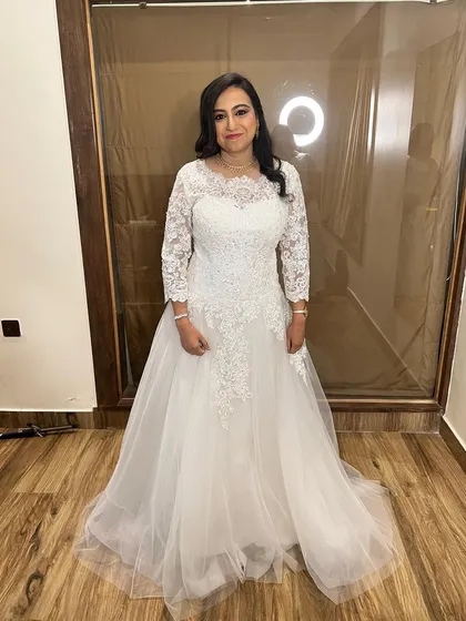 Simplicity and elegance for a Christian wedding. I created a soft, romantic look for this bride, featuring a natural base, subtle eyeshadow, and a gentle pink lip to complement her beautiful white lace gown. The focus is on a fresh, glowing complexion.