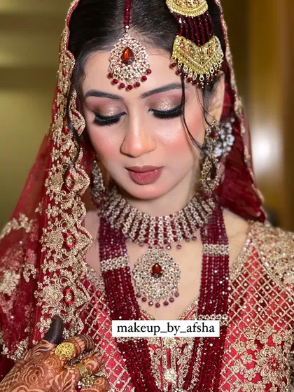 The final look with the dupatta set. The passa and maang tikka are placed perfectly to frame her face.