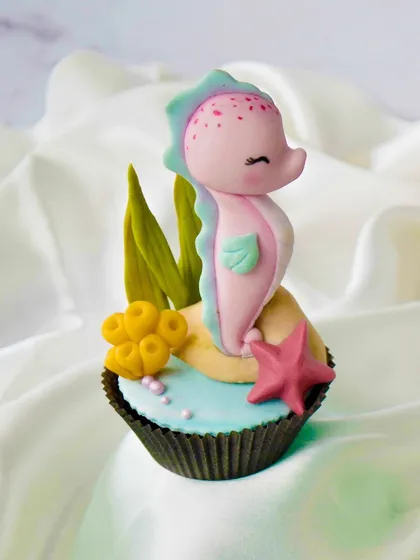 A delicate seahorse topper. We explore different sugar pastes and coloring techniques to achieve these beautiful, blended effects.