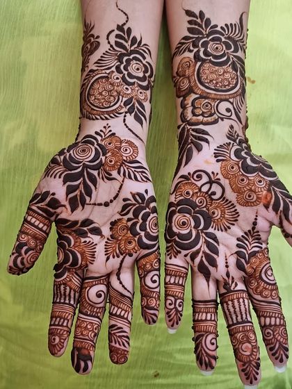 A lovely floral design perfect for a sangeet or Eid party. The combination of bold flowers and delicate finger work is always a classic choice.