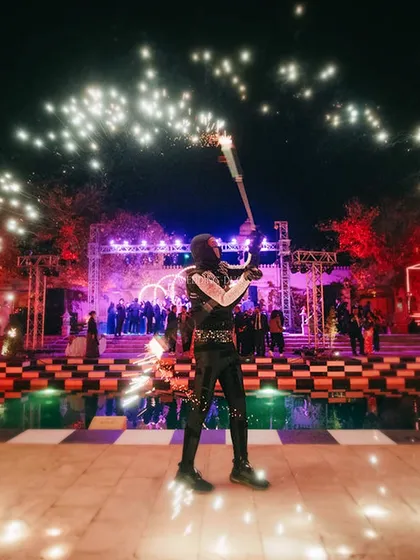 An electrifying performance to kick off the party. This artist, equipped with a sparking violin, added a spectacular visual and musical element to the poolside celebration.
