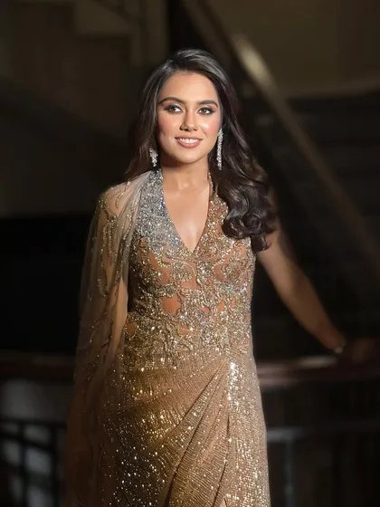 The final look is breathtaking. The voluminous waves add so much glamour to her sequined gown.