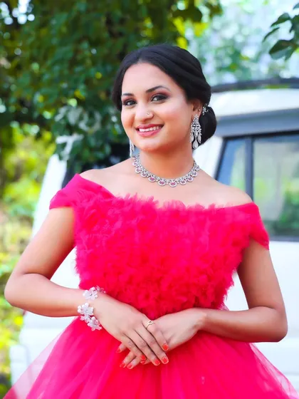 Beyond traditional looks, I also create modern styles for pre-wedding shoots or receptions. This glamorous look features dramatic eye makeup and a soft lip color, paired with a stunning red gown and diamond jewellery.