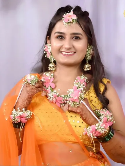 This bride is glowing in her pink and white floral jewellery. I used fresh flowers to create this delicate set, ensuring it stayed fresh and beautiful throughout her Haldi ceremony.