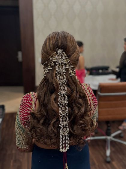 Another angle of the statement Mehndi hairstyle, a perfect choice for a bride who wants all eyes on her.