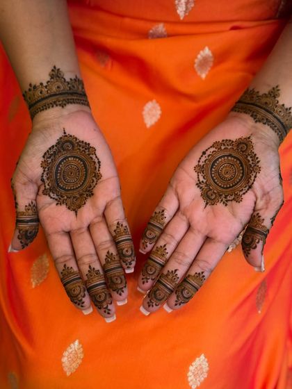 A classic mandala design on the palms, a timeless choice for any celebration.