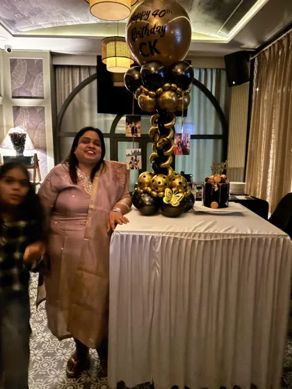 A personalized touch for a milestone birthday. The balloon column includes hanging photos, showcasing cherished memories for the birthday celebration.