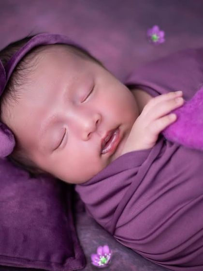 A close-up shot to capture the tiniest details, from her soft cheeks to her little mouth. Holding a small felted heart adds an extra touch of sweetness to this newborn portrait.