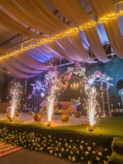 The stage on the Sky Terrace comes alive with cold pyro effects, adding a touch of drama and excitement to your grand entrance or cake-cutting ceremony.