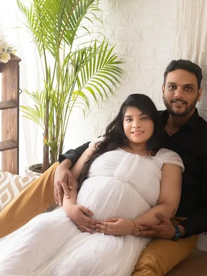 A sweet couple portrait in our bright and airy boho set. This setup is perfect for creating natural and comfortable lifestyle photos that feel just like home.