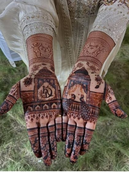 Another angle of the personalized initial and peacock design.