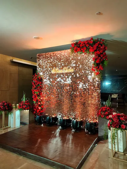 Let's create a glamorous photo opportunity that your guests will love. This shimmering rose-gold sequin wall, framed by lush red roses, provides a sophisticated and high-impact backdrop perfect for cocktail parties, receptions, or corporate galas.