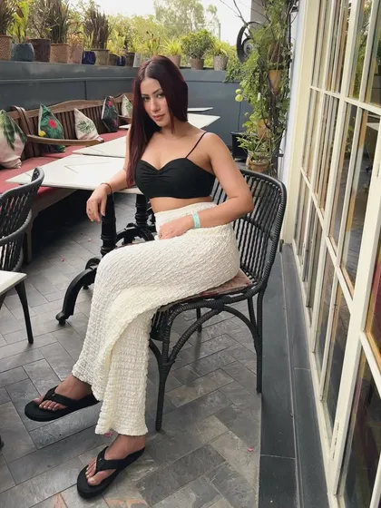 A full view of the relaxed brunch outfit.