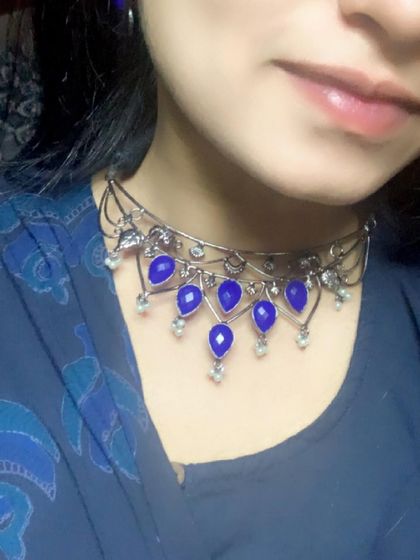 A closer look at this beautiful blue choker set. The design is simple yet elegant, featuring blue stones set in a black polish finish, perfect for a sophisticated look.