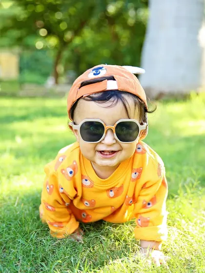 Capturing the pure joy of childhood during an outdoor baby photoshoot. I use natural sunlight to create these warm, happy portraits, letting the little one's personality shine through in a fun and relaxed setting.