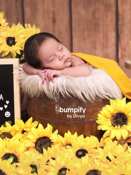 Another take on the sunflower theme, this time with the baby lying on his tummy. The letterboard celebrates Abhiraj's arrival on a bed of sunshine.