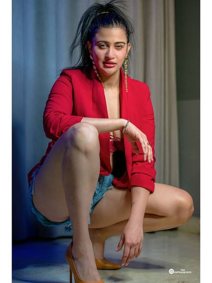 This shot combines a strong pose with direct eye contact, creating an image that is both powerful and engaging for the viewer.