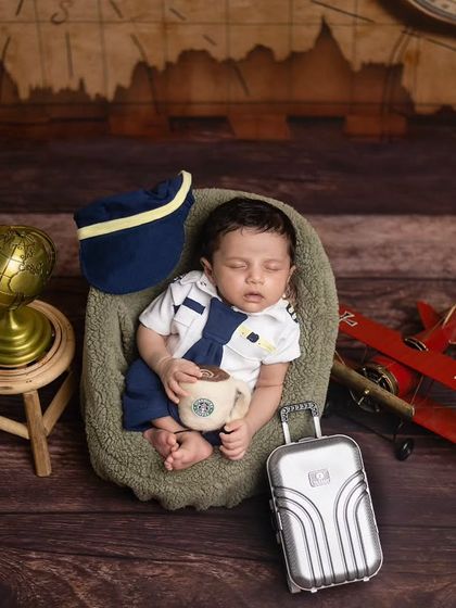 Our pilot is enjoying a cup of coffee before his flight. These little details and props make the theme more engaging and story-driven.