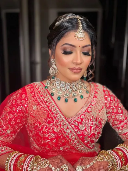 The perfect blend of traditional and modern for Krisha's pheras. The soft smokey eye and nude lip let her natural beauty shine through.