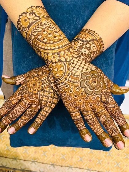 Another angle of this lovely design, perfect for any festive occasion.