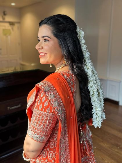 For Juhi’s baby shower, the makeup needed to be gentle and glowing. We focused on soft skin and minimal definition to let her natural pregnancy glow shine through beautifully.
