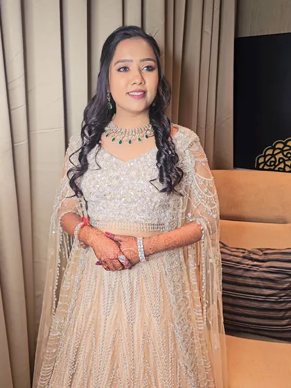Anjali looking absolutely radiant for her Sangeet. The soft curls and glowing skin created a dreamy, romantic vibe for the evening.